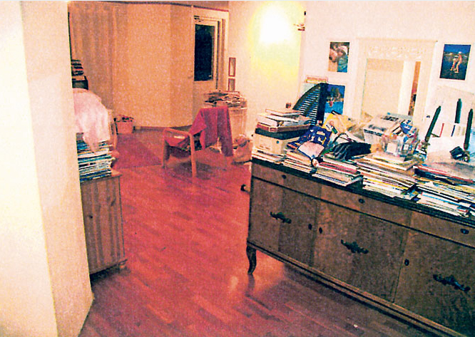 Lapsi seisoi äitinsä lähellä näköyhteydessä takkahuoneen ovelle