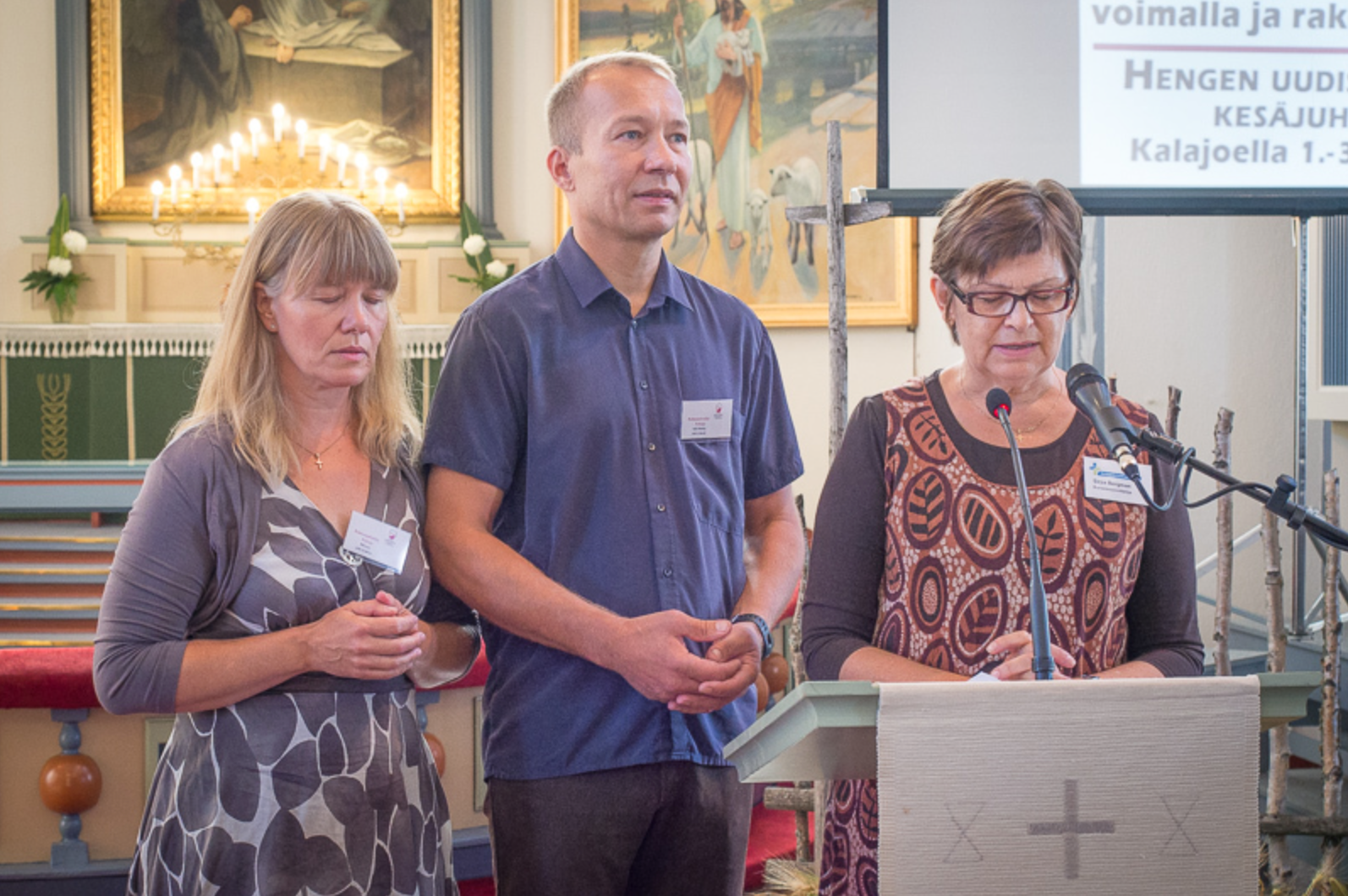 Minna Joki-Erkkilä rukoilee 