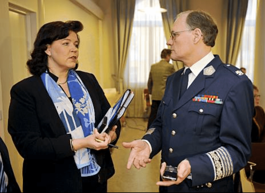 Ulvilalainen Anne Holmlund (kok) nimitti Mikko Paateron (kok) virkaansa