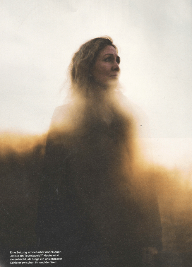 Eräässä lehdessä kysyttiin, onko hän naispaholainen. Tänä päivänä Anneli Auer vaikuttaa jotenkin vetäytyneeltä, ikään kuin hänen ja muun maailman välillä olisi jonkinlainen näkymätön verho.   