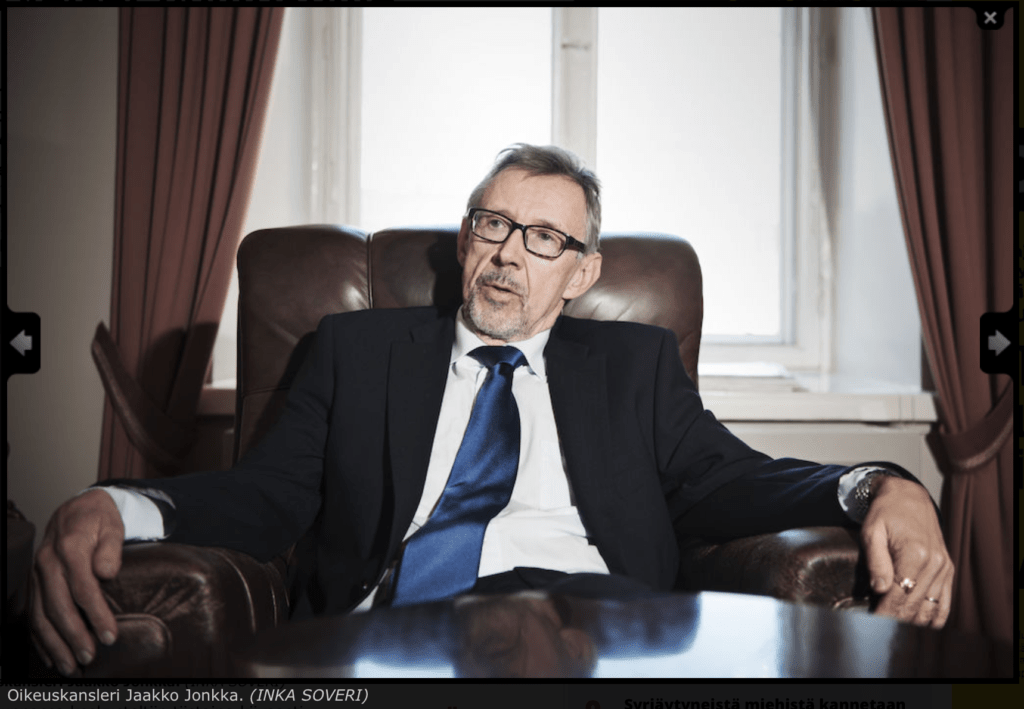 Oikeuskansleri Jaakko Jonkka on pelkkä "Jake vaan" tutkinnanjohtaja Pauli Kuusirannalle.