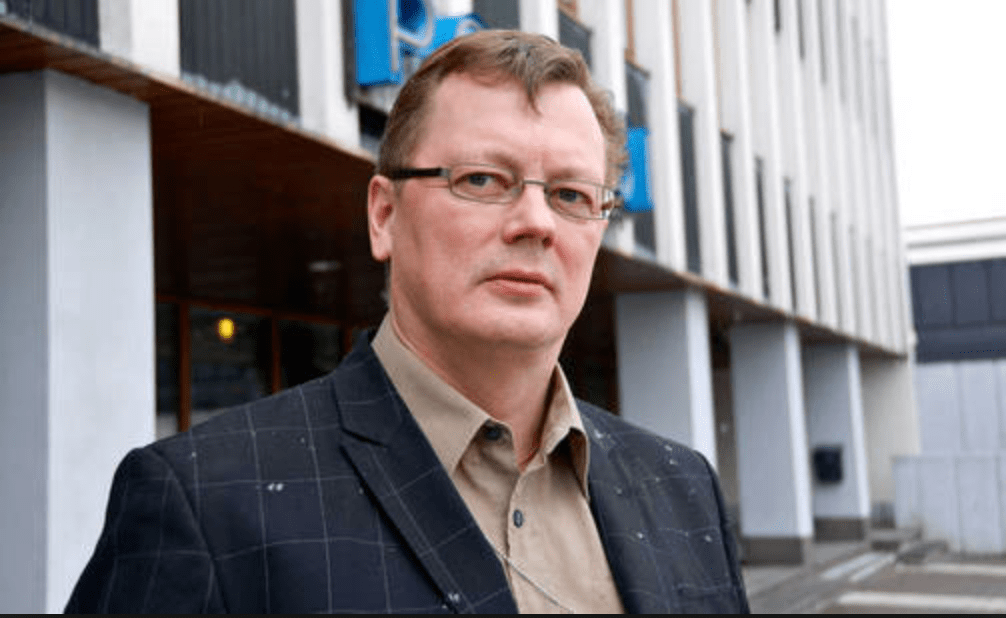 Tutkinnanjohtaja Juha Joutsenlahti joutui omiensa puremaksi puoltaessaan Anneli Auerin syyttömyyttä. Vaasan hovioikeus taipui samalle kannalle kahteen kertaan. Joutsenlahti sai maksaa kovat kipurahat rehellisyydestään.